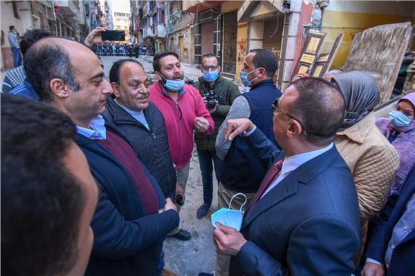 إخلاء العقار المائل و5 عقارات محيطة للتأكد من السلامة الإنشائية  