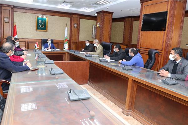 نائب محافظ سوهاج يجتمع باللجنة الفنية لمتابعة المراكز التكنولوجية لخدمة المواطنين
