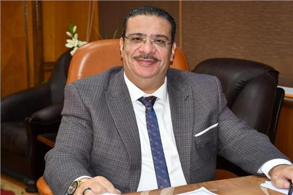 الدكتور أحمد زكى رئيس جامعة قناة السويس