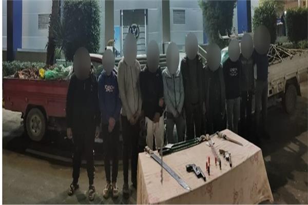 المتهمون وأمامهم المضبوطات