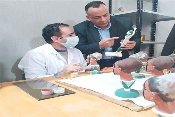 د. مصطفى وزيري بمصنع المستنسخات الأثرية