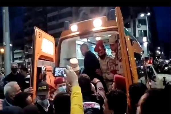 أهالي محافظة بورسعيد خلال تشييع جثمان الشهيد
