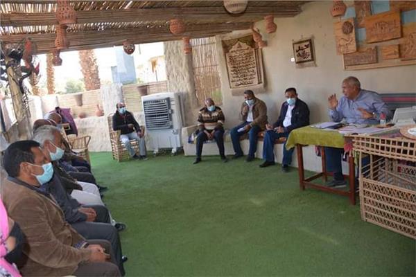 محافظ الوادي الجديد يناقش خطة تسويق المنتجات الحرفية بالمحافظة 