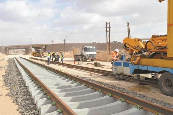  المهندسون ينفذون أعمال السكة الحديد وتركيب القضبان