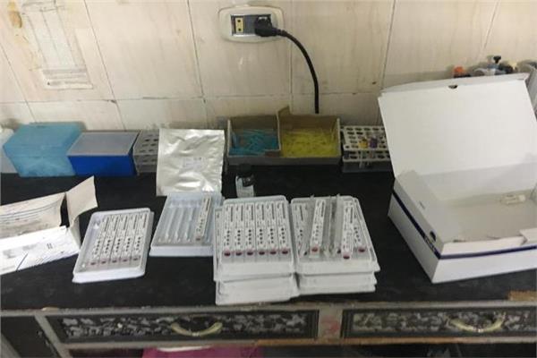 ضبط كيماويات منتهية الصلاحية داخل معمل
