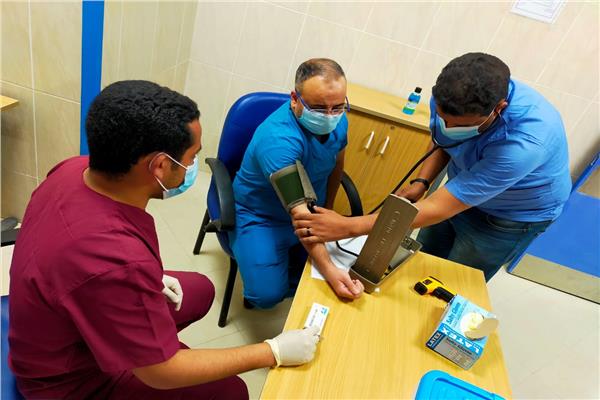 تطعيم الأطقم الطبية بمستشفي الحميات أسيوط 