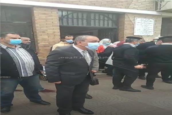 محافظ الإسماعيلية يطمئن على حالة المصابين في حادث تصادم أتوبيسين