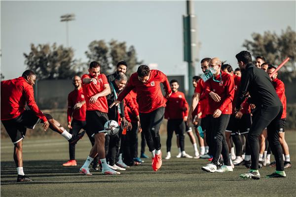  ياسر إبراهيم  مع لاعبى الأهلى