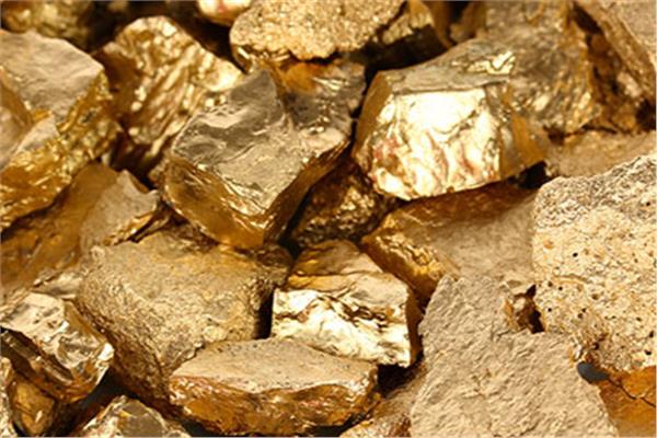 احباط محاولة تهريب 5 أطنان أحجار لخام الذهب