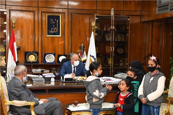 قيادات محافظة قنا يواصلون استقبالهم للمواطنين للإستماع الى شكواهم  