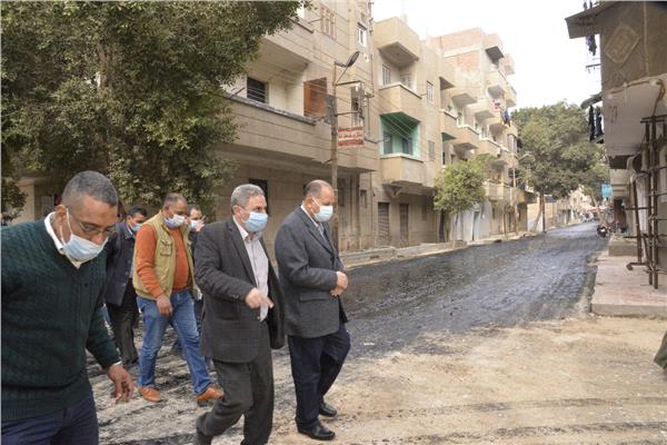 محافظة أسيوط يتفقد أعمال الرصف