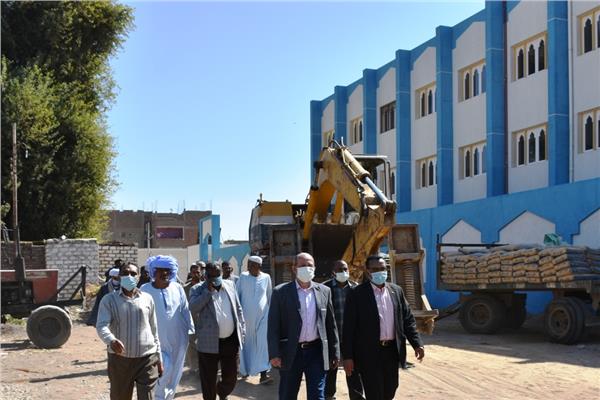  السكرتير العام يتفقد المشروعات الجارية بقرية المنشية بكوم أمبو 