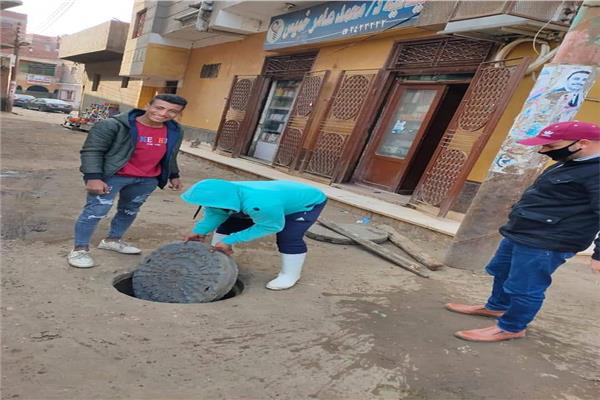 تغير المطابق المكسورة حفاظا علي سلامة المواطنين بالمنوفية