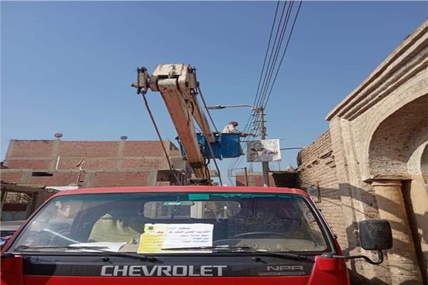 صيانة أعمدة الإنارة بقري مغاغة بالمنيا 