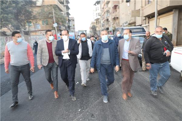 محافظ المنوفية يتابع بدء أعمال رصف شارع الجيش بمنوف