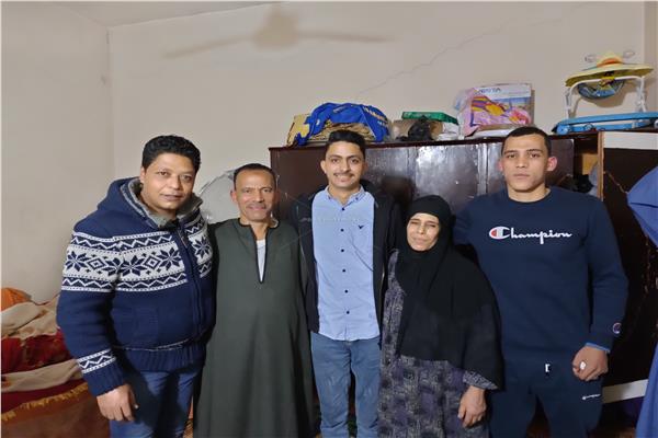 عودة ايمن مع عائلته