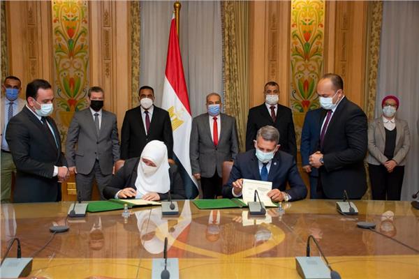 أثناء توقيع البروتوكول 