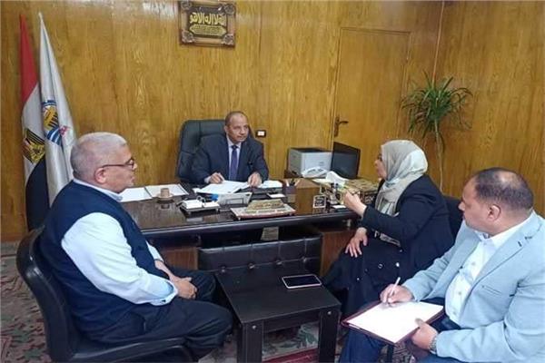 وكيل وزارة التعليم يبحث مواصفات الورقة الامتحانية لطلاب مراحل النقل بقنا 