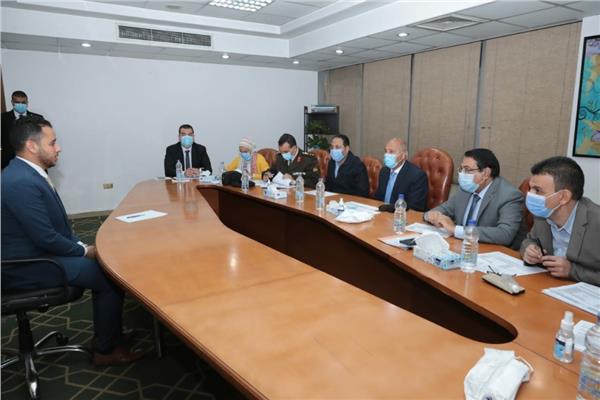 اجتماع وزير النقل بالمهندسين المعينين في المترو والقطارات الكهربائية السريعة