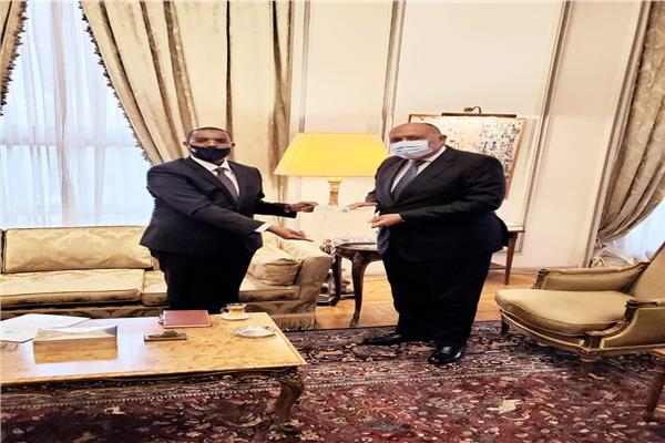 سفير الصومال الجديد بمصر يقدم نسخة من أوراق اعتماده لسامح شكرى