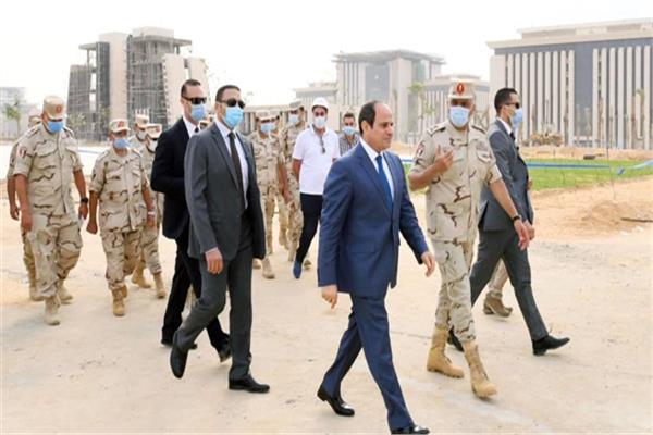 الرئيس السيسي في إحدى جولاته بالعاصمة الإدارية