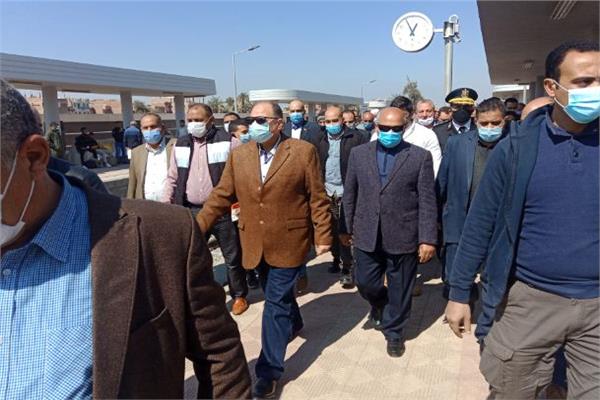 محافظ أسيوط يستقبل وزير النقل بمحطة ديروط لتفقد أعمال تنفيذ مشروع محور ديروط الحر 