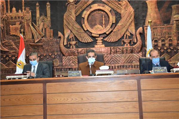 محافظ الغربية يناقش موقف ٨٣٠ مشروعا وتحديد أماكن لعربات الطعام المتنقلة