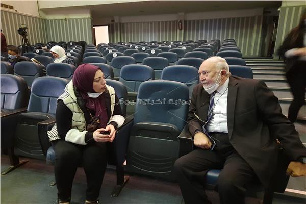 محررة بوابة أخبار اليوم تحاور خبير الطاقة دكتور يسري أبو شادي 
