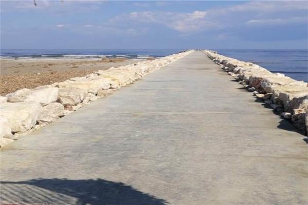 لسان بحرى بطول حوالى 300 متر
