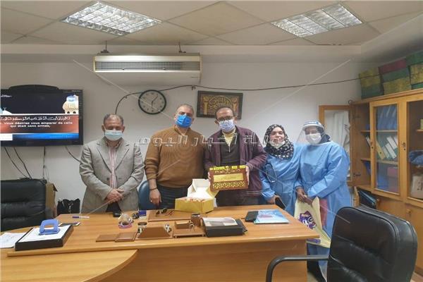 متعافى يوزع شيكولاته وهدايا لاطباء مستشفى الغردقى العام بعد تعافيه