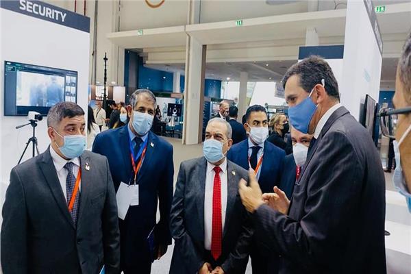 وزير الانتاج الحربي خلال المعرض 