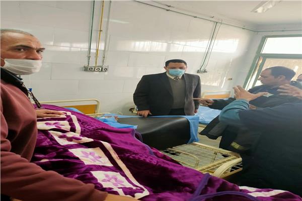 وكيل صحة المنوفيه يتفقد امين الشرطه المصاب فى حريق مصنع السادات..صور