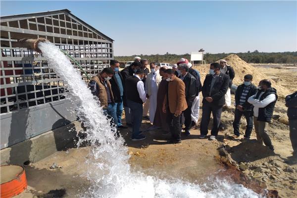 محافظ مطروح يتفقد  بئر المياه العميقة بسيوه