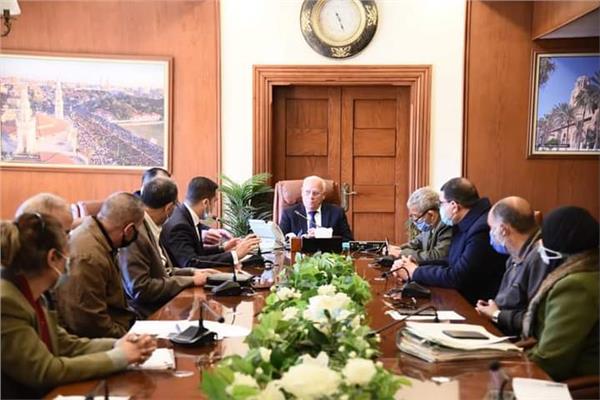 محافظ بورسعيد يتابع سير العمل في تحويل 17 محطة وقود للعمل بالغاز الطبيعي  