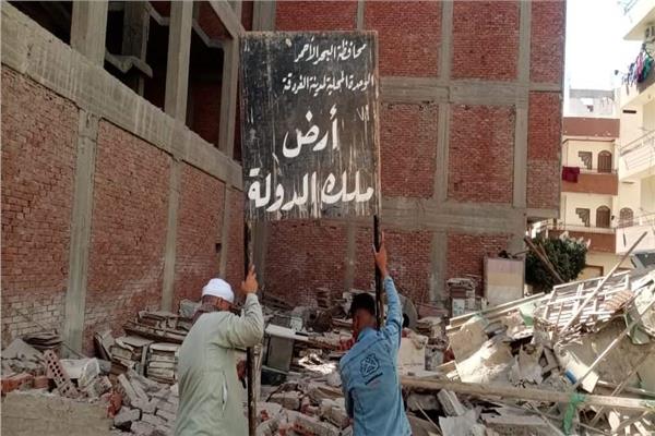 وضع لافتات مدون عليها أرض ملك الدولة