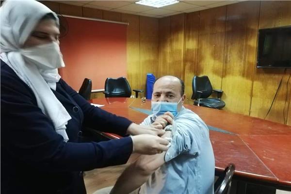 الأطقم الطبية تتلقى لقاح كورونا