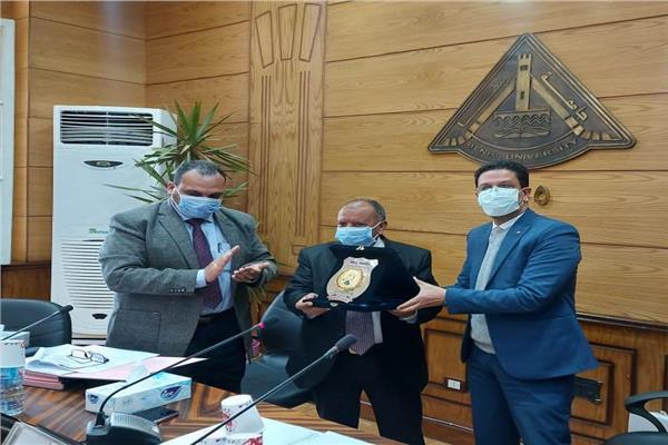 مجلس جامعة بنها خلال التكريم