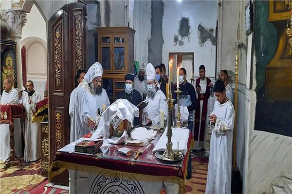 الأنبا يواقيم يترأس قداس فصح يونان بكنيسة العذراء مريم في إسنا