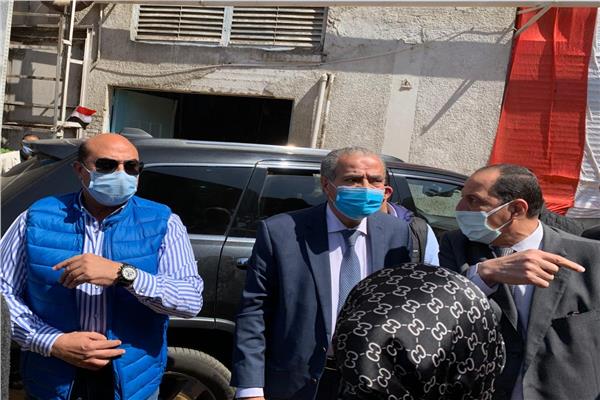 وزير التموين خلال جولة بأسوان