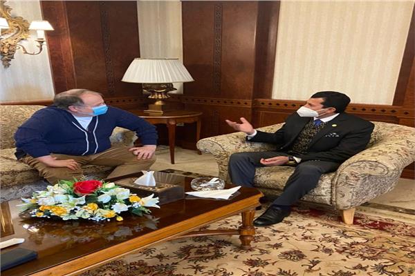 صبحي يستقبل رئيس الاتحاد الدولي للرماية بمطار القاهرة