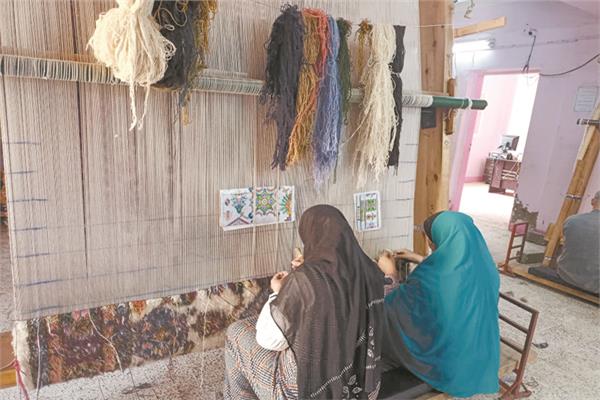 سيدات الشناوية يبدعن فى صناعة السجاد