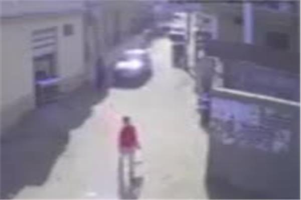 يشرع فى قتل شقيقته الكبرى بسيارته بسبب الميراث