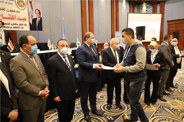 وزير القوى العاملة خلال تسليمه عقود عمل لذوي القدرات الخاصة