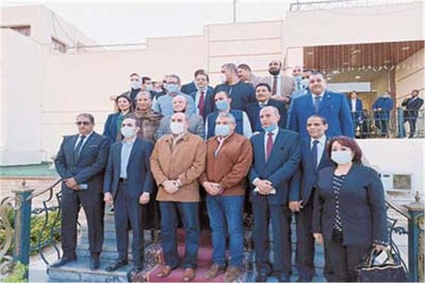  وزيرا الطيران والسياحة والآثار فى صورة جماعية بمطار سوهاج