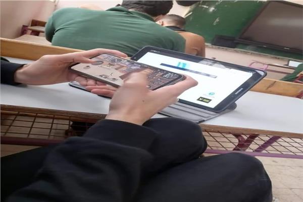 طالب ثانية ثانوي يلعب " بابجي" أثناء الامتحان .. والتعليم تحذر
