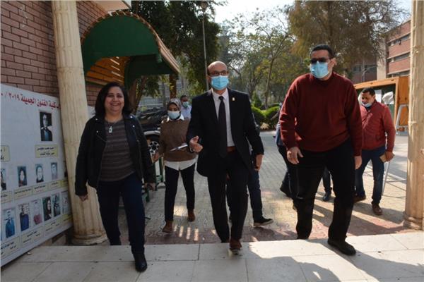 نائب رئيس جامعة أسيوط يتابع أعمال امتحانات الدراسات العليا بكلية الفنون الجميلة