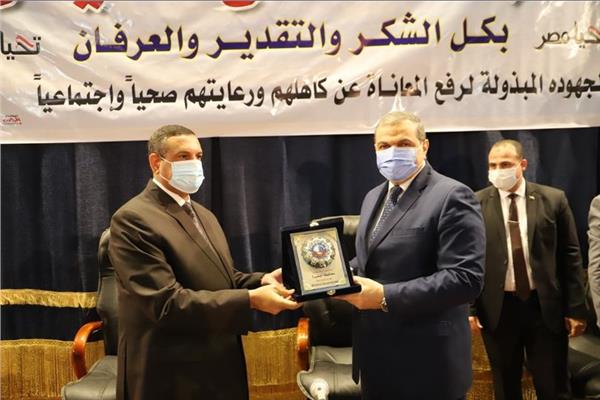 سعفان ومحافظ البحيرة يتبادلان الدروع 