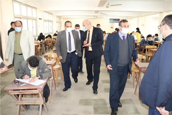 نائب رئيس جامعة بنها يتفقد سير الامتحانات