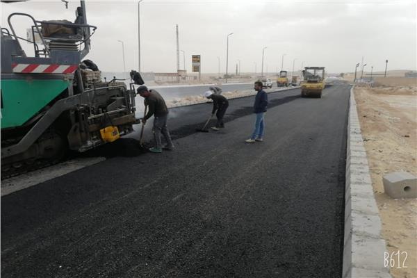 استكمال أعمال طبقة الأسفلت 