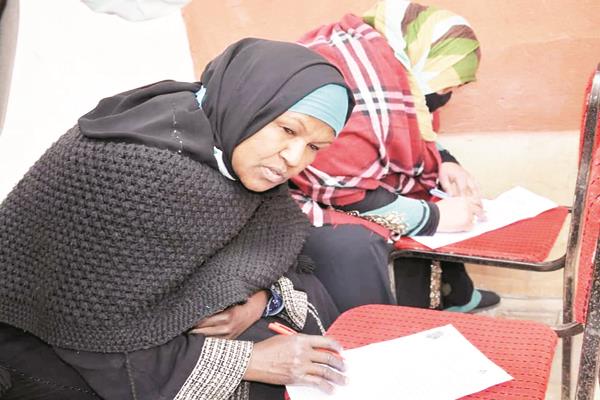 إحدى أهالى الأسمرات داخل فصول محو الأمية